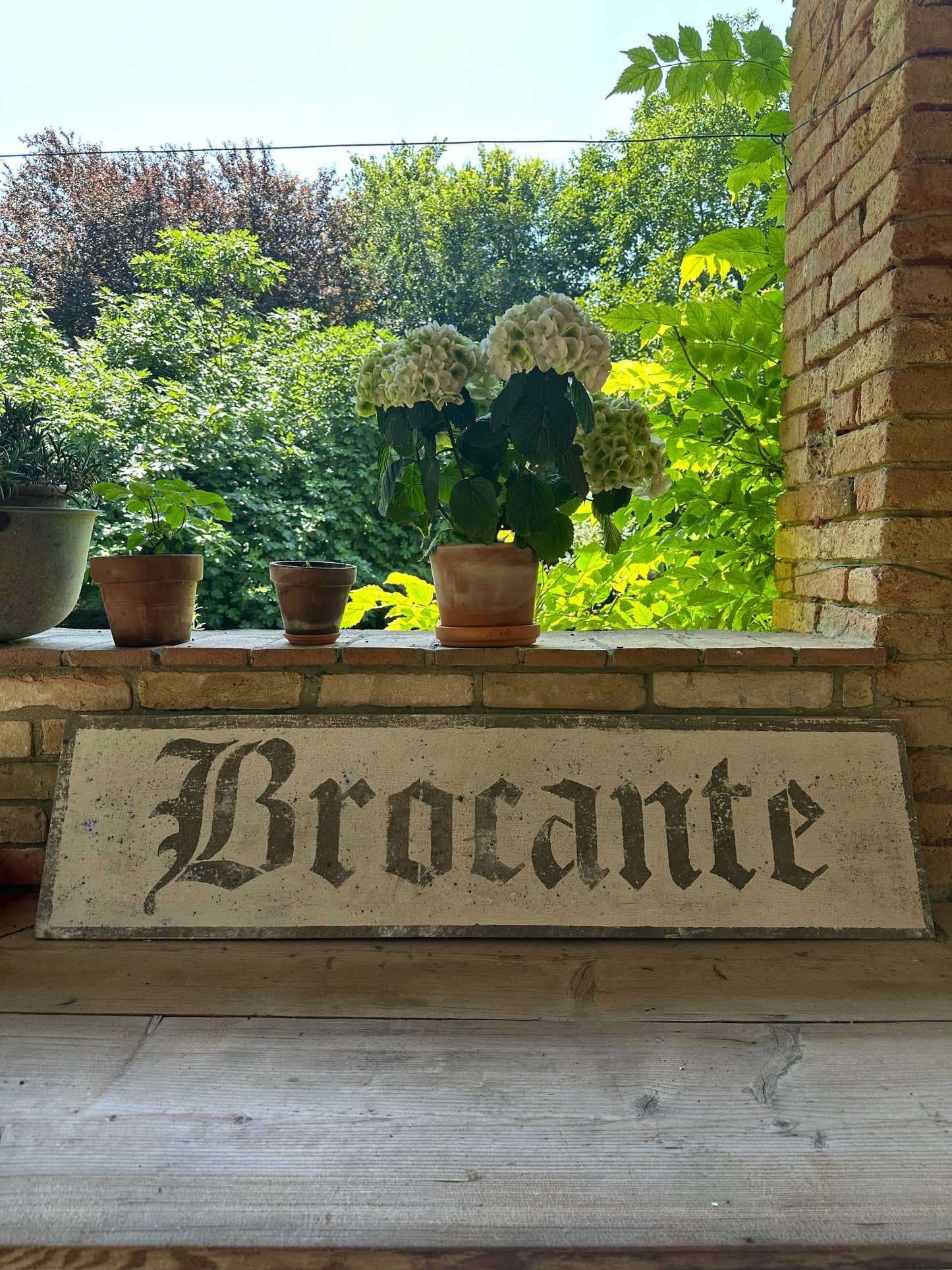 Insegna Scritta "BROCANTE" Avorio Con Patina Antica