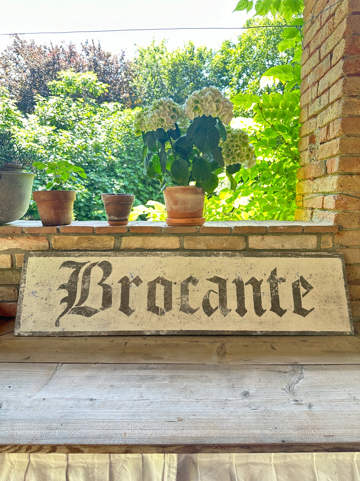 Insegna Scritta "BROCANTE" Avorio Con Patina Antica