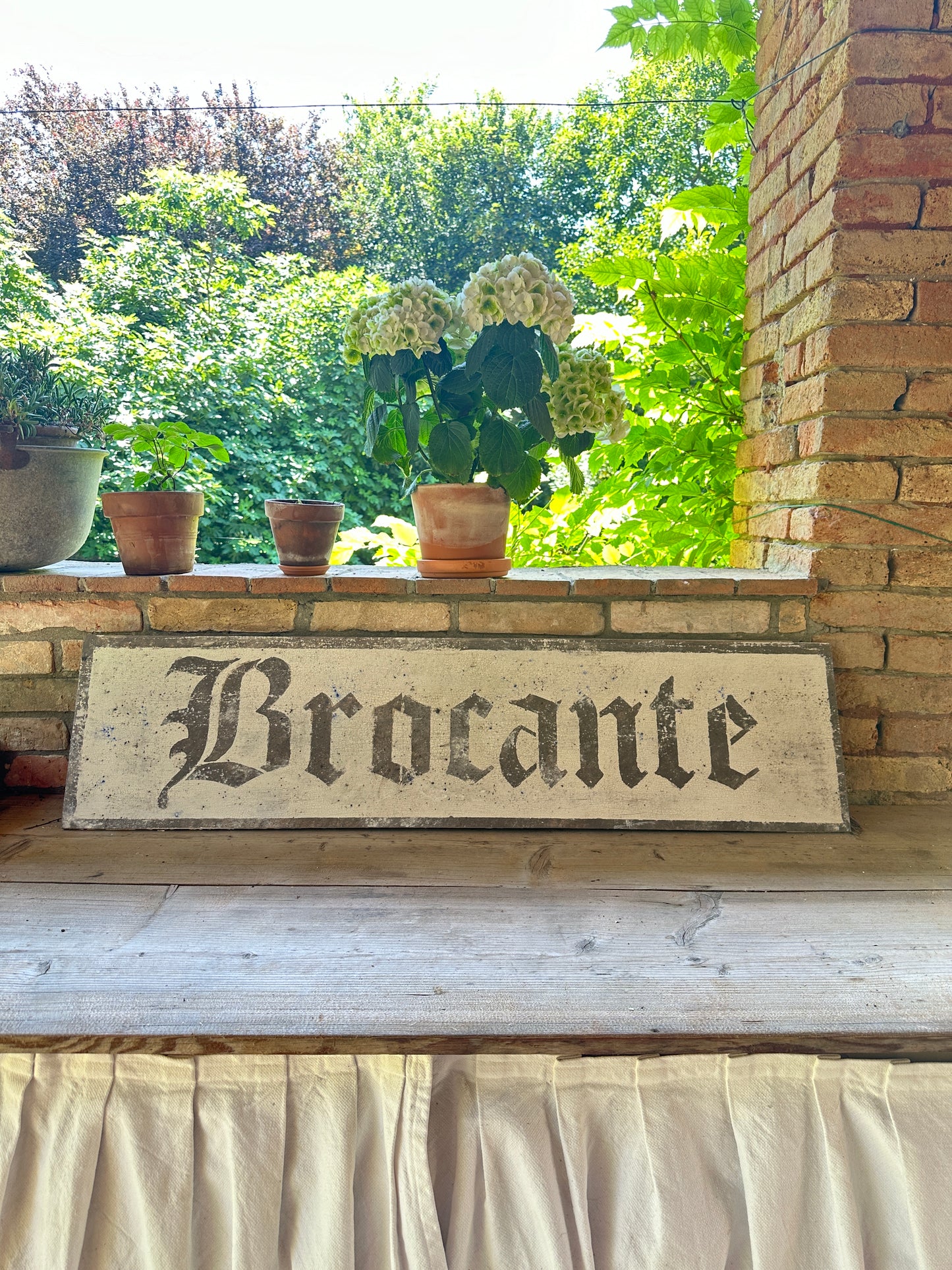 Insegna Scritta "BROCANTE" Avorio Con Patina Antica