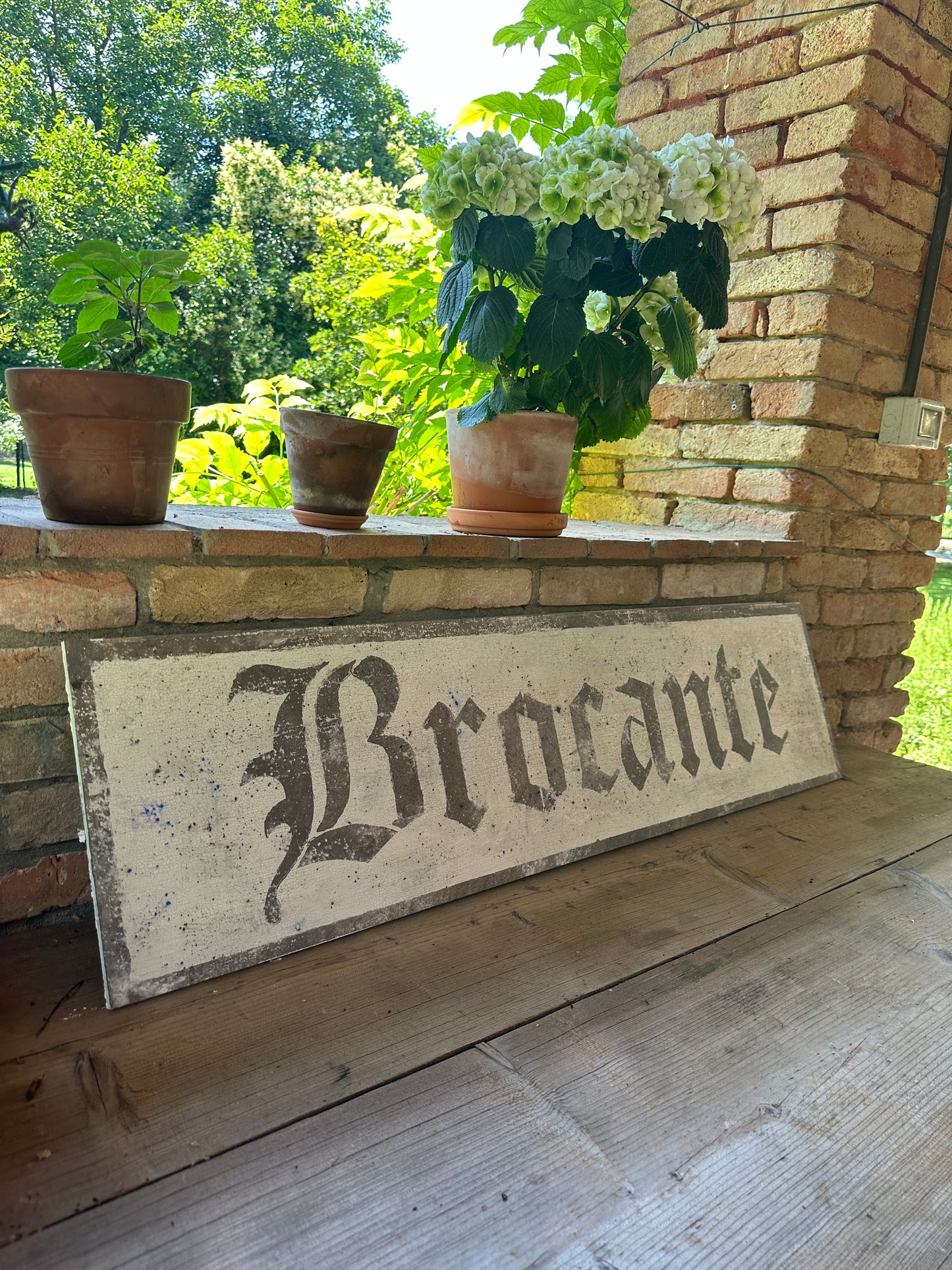 Insegna Scritta "BROCANTE" Avorio Con Patina Antica