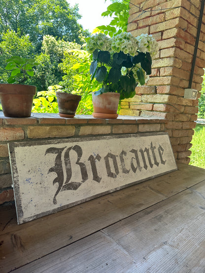 Insegna Scritta "BROCANTE" Avorio Con Patina Antica