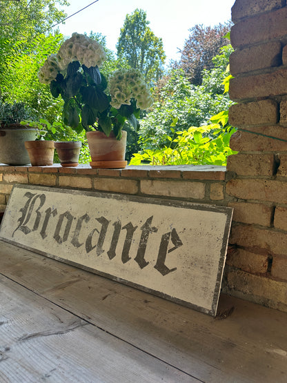 Insegna Scritta "BROCANTE" Avorio Con Patina Antica