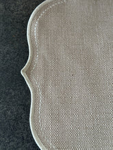 Carica l&#39;immagine nel visualizzatore di Gallery, Coppia Di Tovaglietta Ovale Ricamata Beige/Bianco Idrorepellente
