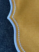 Carica l&#39;immagine nel visualizzatore di Gallery, Set 2 Tovaglietta Ovale Ricamata Giallo/Bianco Idrorepellente
