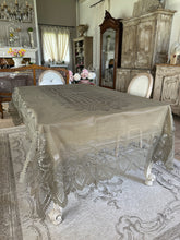 Carica l&#39;immagine nel visualizzatore di Gallery, Tovaglia In Vinile Beige Scuro  Con Pizzo
