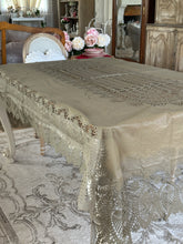 Carica l&#39;immagine nel visualizzatore di Gallery, Tovaglia In Vinile Beige Scuro  Con Pizzo
