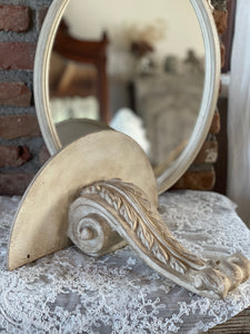 Mensola Stondata  Con Capitello Decorato