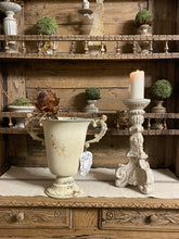 Carica l&#39;immagine nel visualizzatore di Gallery, Vaso Alto Decorato Con Manici
