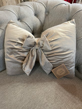 Load image into Gallery viewer, Cuscino Arredo Velluto A Caramella Con Fiocco
