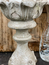 Carica l&#39;immagine nel visualizzatore di Gallery, Candelabro Con Decori
