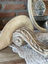 Load image into Gallery viewer, Mensola Stondata  Con Capitello Decorato
