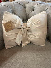Load image into Gallery viewer, Cuscino Arredo Velluto A Caramella Con Fiocco
