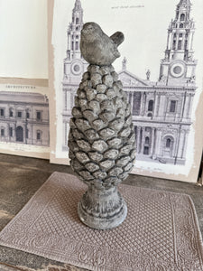 Decoro Uccellino Con Pigna Su Piedistallo