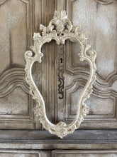 Carica l&#39;immagine nel visualizzatore di Gallery, Cornice Verticale  Ovale Con Decoro Floreale E Conchiglia
