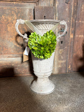 Carica l&#39;immagine nel visualizzatore di Gallery, Vaso Con Manici Decorato
