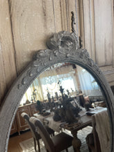 Carica l&#39;immagine nel visualizzatore di Gallery, Specchio Con Punta Decorata A Ghirlanda
