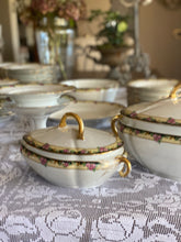 Carica l&#39;immagine nel visualizzatore di Gallery, Servizio Piatti Antico Limoges Con Decori Floreali
