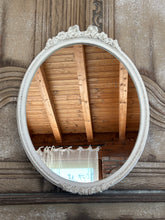 Carica l&#39;immagine nel visualizzatore di Gallery, Specchio Verticale Ovale Con Punta Decorata E Fiocco
