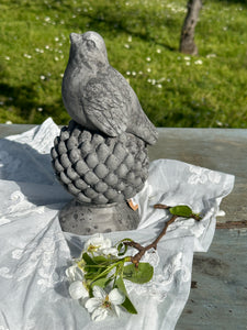 Decoro Uccellino Con Pigna Su Piedistallo