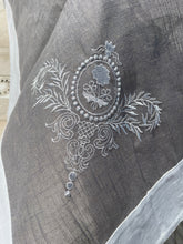 Carica l&#39;immagine nel visualizzatore di Gallery, Tovaglia  Provenzale Elegance Tortora Con Bordo Bianco
