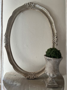 Cornice Ovale Con Decori Rotondi