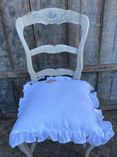 Carica l&#39;immagine nel visualizzatore di Gallery, Cuscino Per Seduta  con balza misto lino bianco
