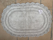 Carica l&#39;immagine nel visualizzatore di Gallery, Tappeto Bagno Con Crochet Ovale
