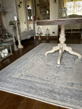 Load image into Gallery viewer, Tappeto Con Motivo Centrale Grigio Teatro
