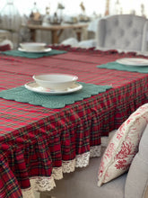 Load image into Gallery viewer, Tovaglia Tartan Con Pizzo e Rouches
