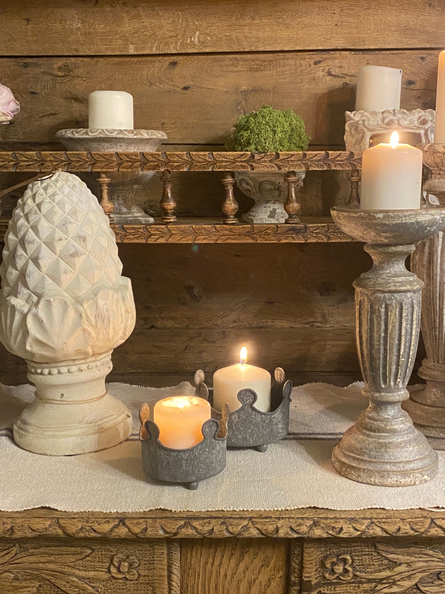 Pigna Con Piedistallo E Conchiglie