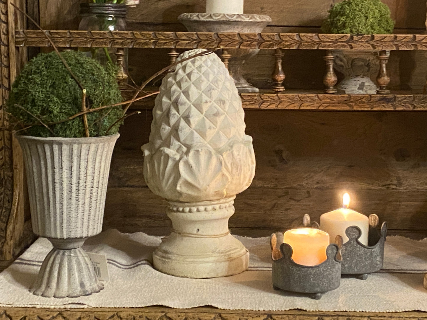 Pigna Con Piedistallo E Conchiglie