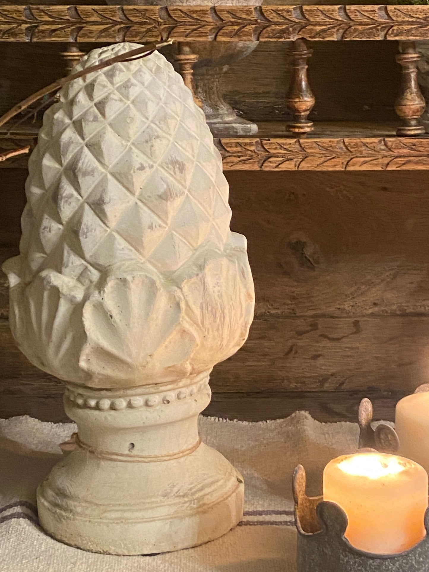 Pigna Con Piedistallo E Conchiglie