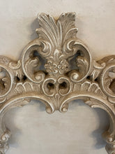 Carica l&#39;immagine nel visualizzatore di Gallery, Cornice Verticale  Ovale Con Decoro Floreale E Conchiglia
