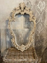 Carica l&#39;immagine nel visualizzatore di Gallery, Cornice Verticale  Ovale Con Decoro Floreale E Conchiglia
