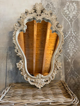 Carica l&#39;immagine nel visualizzatore di Gallery, Specchio Verticale Ovale Con Decoro Floreale E Conchiglia
