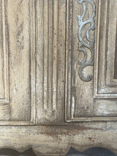 Carica l&#39;immagine nel visualizzatore di Gallery, Credenza A Due Corpi Patina Antica
