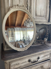 Carica l&#39;immagine nel visualizzatore di Gallery, Specchio Verticale Ovale Con Punta Decorata E Fiocco
