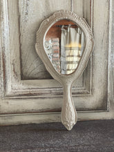 Carica l&#39;immagine nel visualizzatore di Gallery, Specchio Ovale Decorato Con Manico
